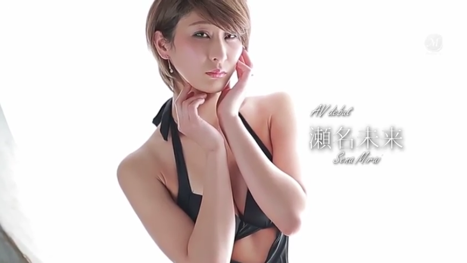 胸部特写 · 摄影棚 · 纯白背景 · 诱惑眼神 · 黑色深V吊带装