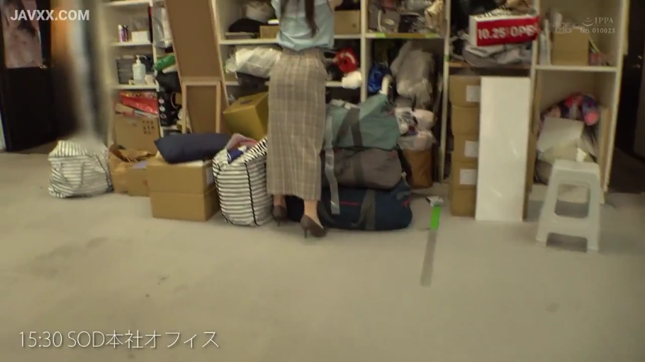 格纹长裙 · 办公室仓库