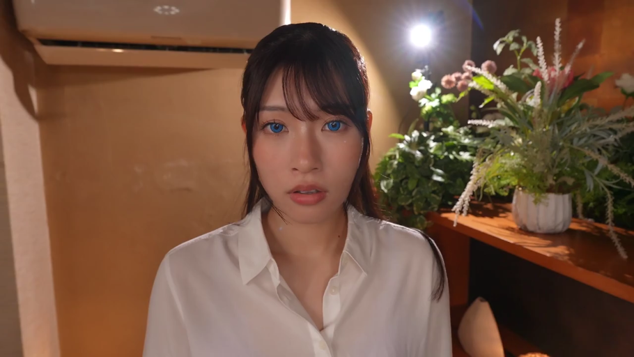 室内 · 站立 · 盆栽 · 白色衬衫 · 面部特写 · 注视 · 蓝色美瞳 · 迷茫