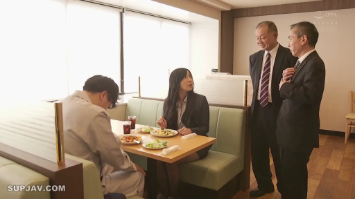 西装外套 · 休息区 · 食物 · 疑惑 · 职场氛围 · 人物中景