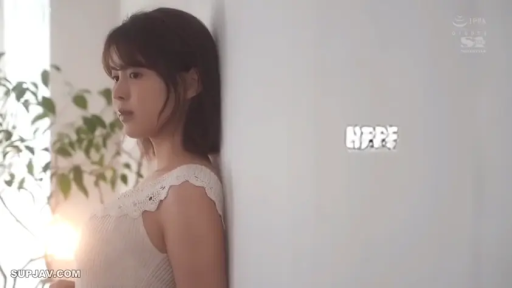 室内 · 靠墙 · 白色无袖上衣 · 半身像