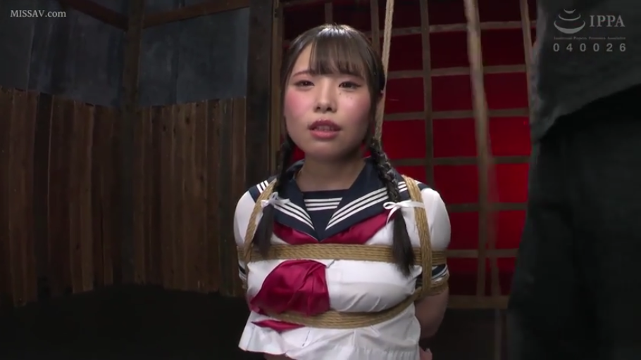 木屋 · 上半身特写 · 水手服 · 不知所措 · 麻绳 · 绳缚痕迹