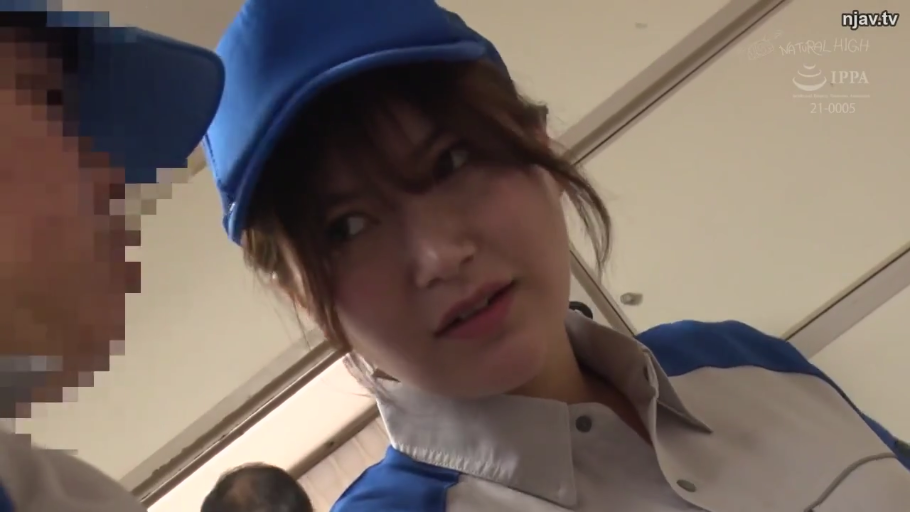 室内 · 严肃 · 俯身 · 脸部特写 · 制服 · 对视 · 帽子