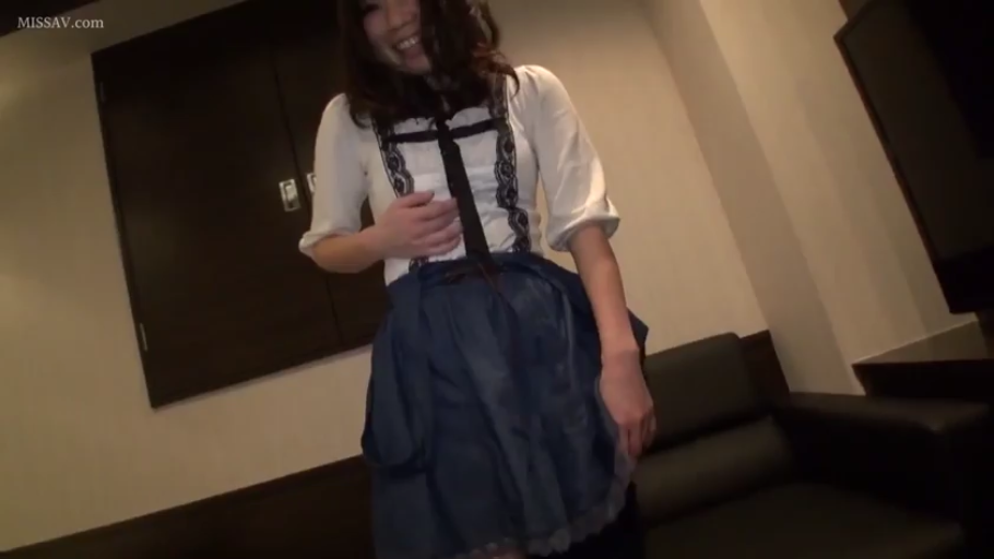 室内 · 站立 · 微笑 · 面对镜头 · 女仆装 · 长发