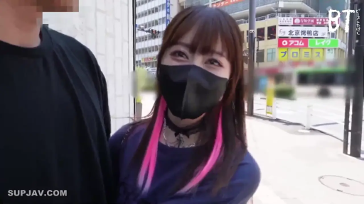面部特写 · 黑色口罩 · 颈饰 · 眼神柔和 · 日本街头 · 有人物打码