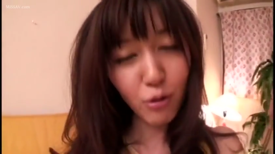 眼睛微闭 · 室内卧室 · 嘴唇微张