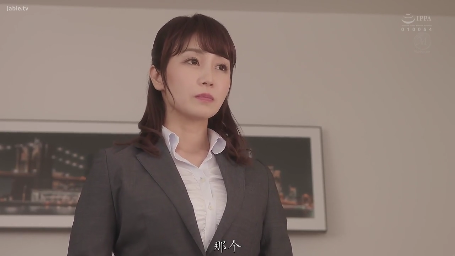 室内 · 站立 · 中景 · 职业装 · 凝视 · 熟女 · 忧虑 · 装饰画