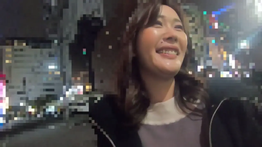 站立 · 面部特写 · 聊天 · 黑色外套 · 开心笑容 · 夜晚户外 · 真实感