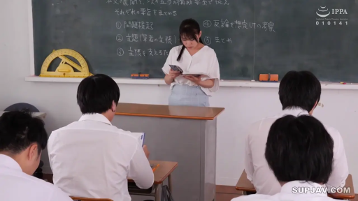 专注 · 教室 · 浅色半身裙 · 教材 · 女教师半身特写 · 黑板上写着日语教学内容