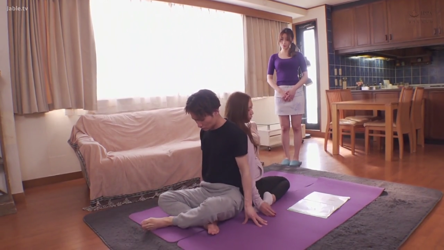 平静 · Living room · 紧身长袖衫 · 瑜伽垫 · 家庭环境