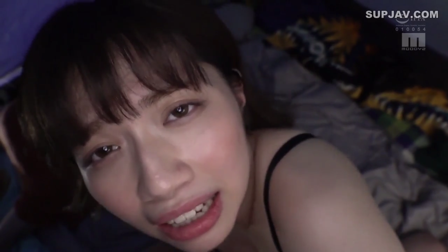 眼神特写 · 床 · 娇羞 · 黑色细肩带睡衣