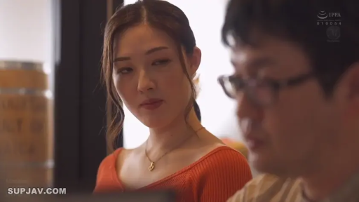 深情注视 · 办公室 · 项链 · 女子面部特写 · 橘色针织上衣 · 戴眼镜男子