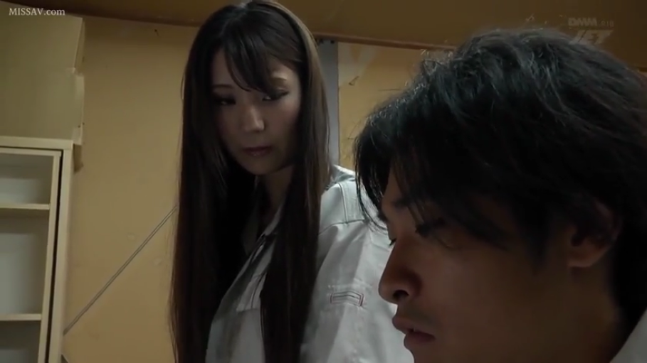 办公室内 · 白色工作服 · 女子脸部特写 · 男子表情凝重低沉