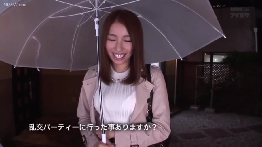 微笑 · 面部特写 · 透明雨伞 · 卡其色风衣 · 街头