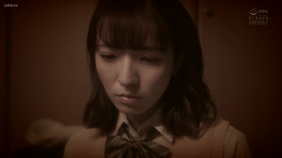 室内 · 低落 · 面部特写 · 领结