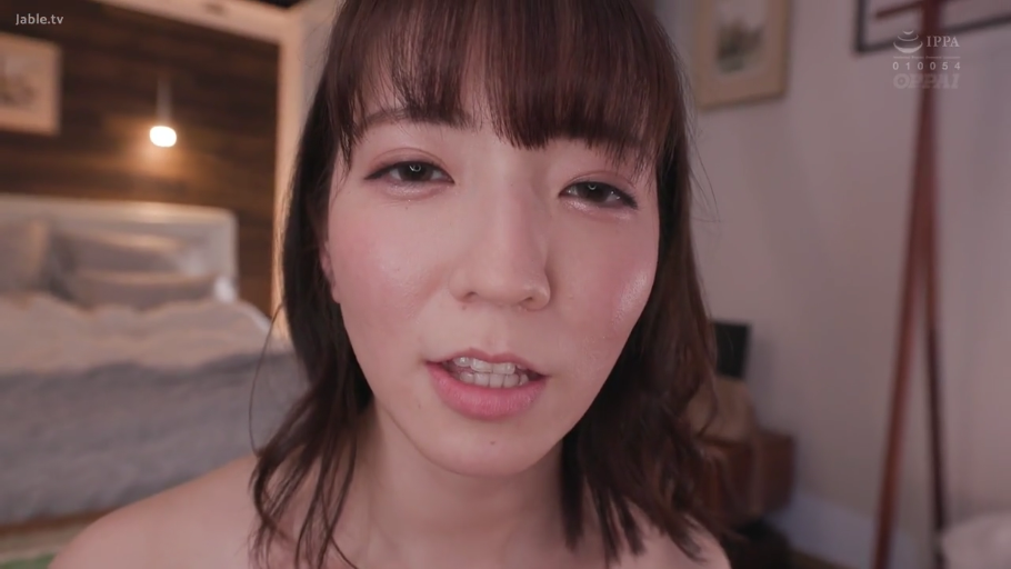 脸部特写 · 卧室 · 微张嘴 · 裸体 · 光线柔和