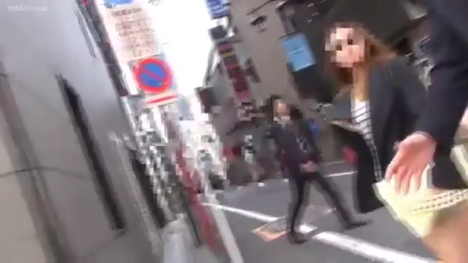 街道 · 行走 · 挎包 · 模糊 · 黑色外套 · 街头搭讪