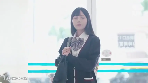 门口 · 上半身特写 · 领结 · 神态自然