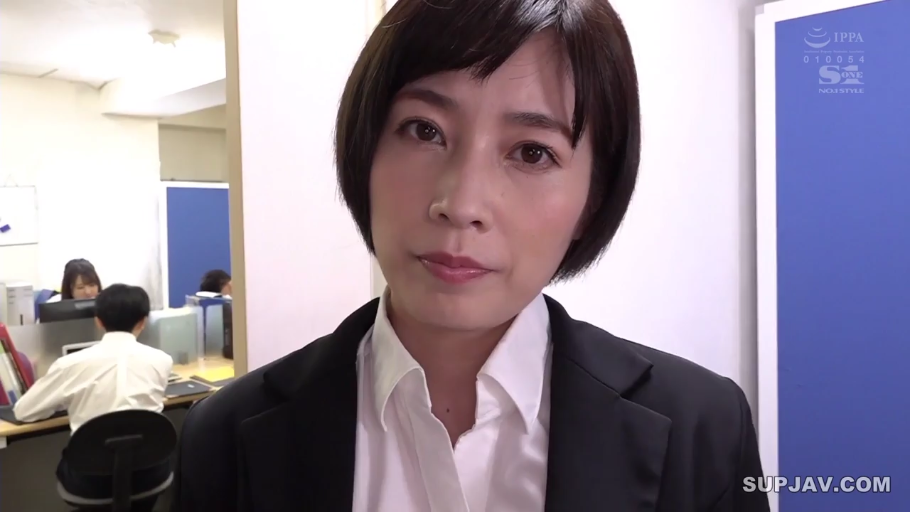 冷淡 · 脸部特写 · 办公室 · 黑色西装外套