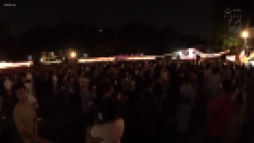 站立 · 远景 · 便服 · 户外 · 模糊 · 聚会 · 灯光 · 人群