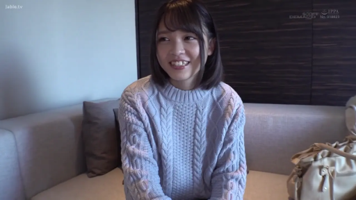 坐姿 · 室内房间 · 中景特写 · 甜美微笑 · 邻家女孩 · 交流采访 · 沙发抱枕 · 浅紫色针织毛衣