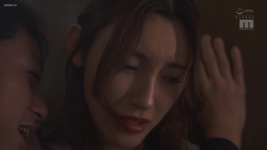 室内 · 侧脸特写 · 略显抗拒或羞涩 · 光线暗淡