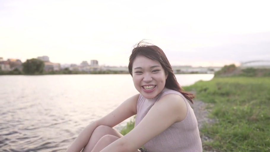 坐姿 · 面部 · 无袖上衣 · 户外河边