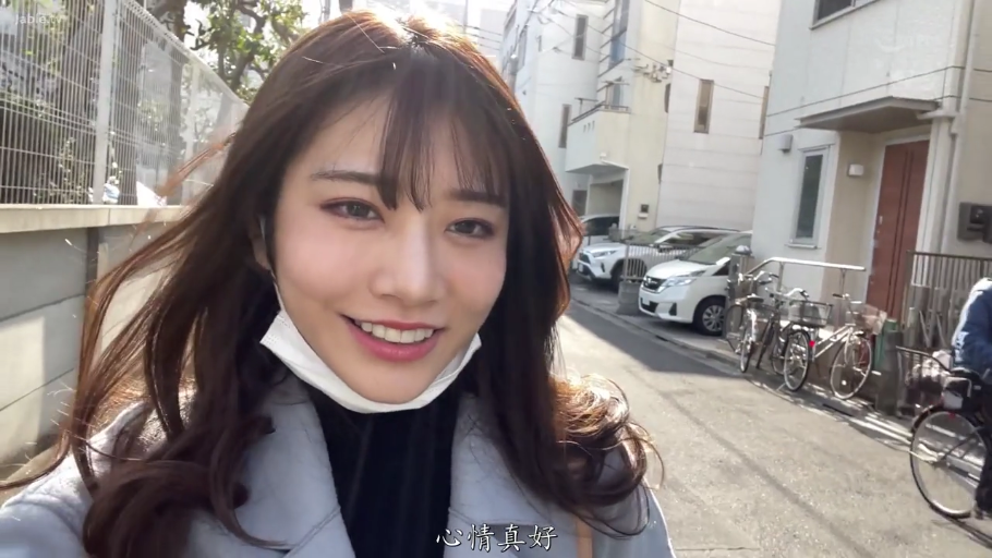 面部特写 · 住宅区 · 口罩 · 甜美表情 · 下巴处佩戴口罩 · 字幕显示心情真好