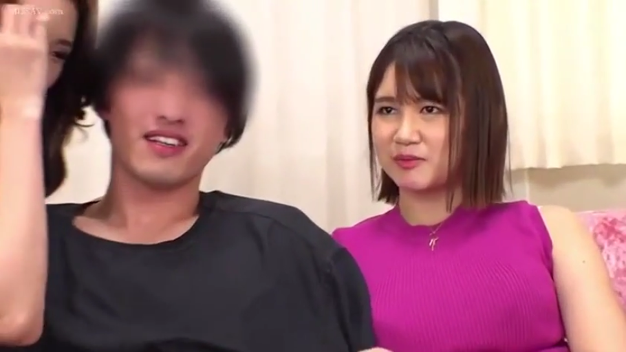 室内 · 坐姿 · 交谈 · 微笑 · 多人 · 无袖衫