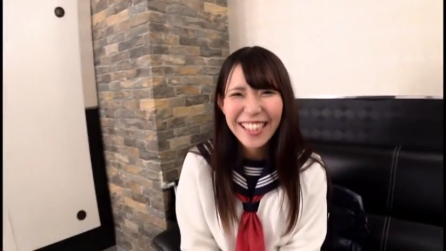 室内 · 坐姿 · 面部 · 水手服