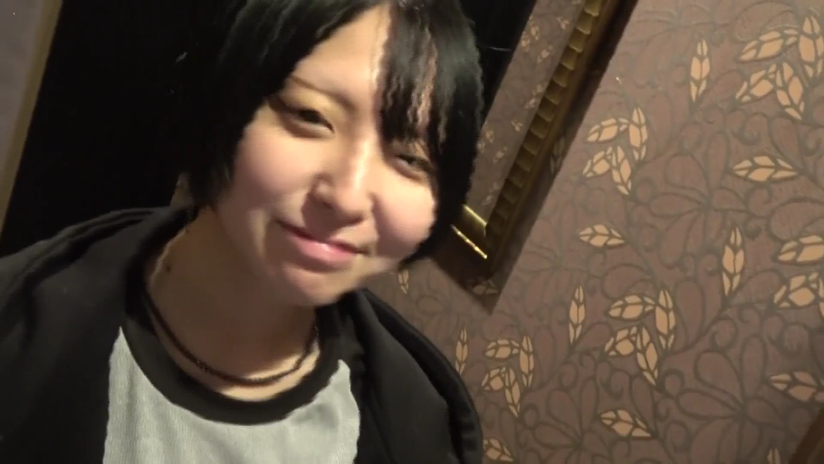 房间 · 脸部特写 · 黑色连帽衫