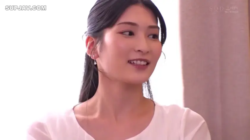 卧室 · 微笑 · 头部特写 · 白色圆领上衣