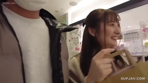 商场 · 微笑 · POV视角 · 便装 · 购物袋 · 女性面部特写