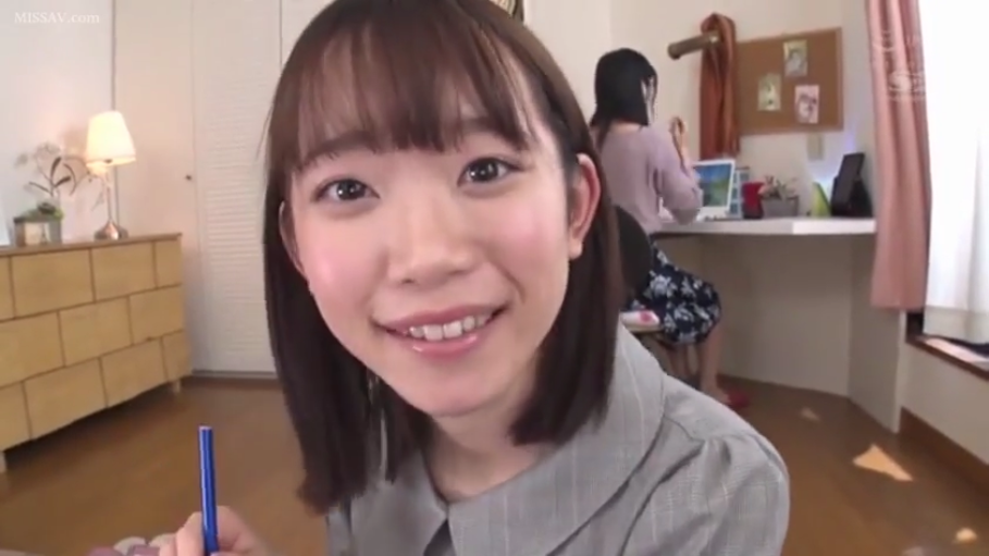 室内 · 俯身 · 脸部特写 · 微笑 · 居家 · 注视镜头 · 灰色衬衫 · 笔