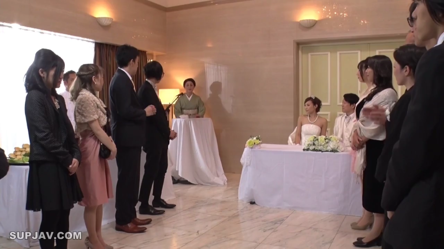 站立 · 全景 · 庄重 · 婚礼主题 · 礼服 · 讲台 · 婚礼现场 · 观礼