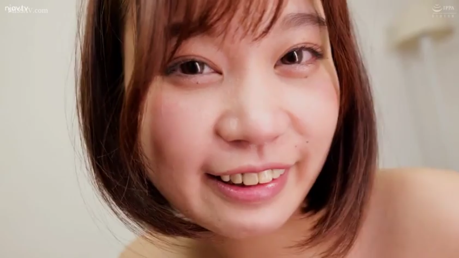 室内 · 脸部特写 · 微笑 · 裸体 · 注视镜头 · 亚洲人 · 正面