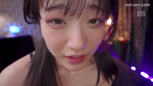 卧室 · 深情注视 · 眼睛特写 · 光线昏暗 · 吊带内衣