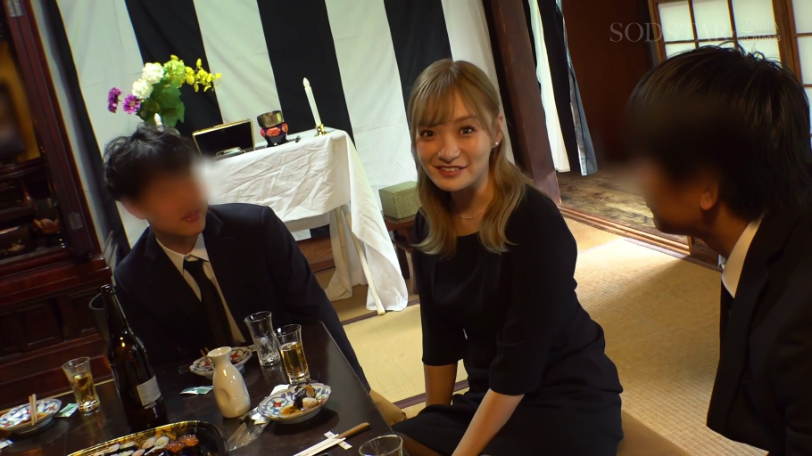 祭坛前 · 社交礼仪表情 · 蜡烛 · 黑色丧服风格 · 年轻女子的面部特写 · 背景有黑白幕布