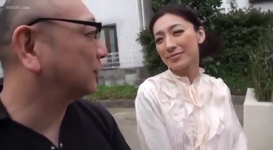 交谈 · 眼镜 · 站立 · 微笑 · 半身 · 户外 · 熟女 · 白色荷叶边衬衫