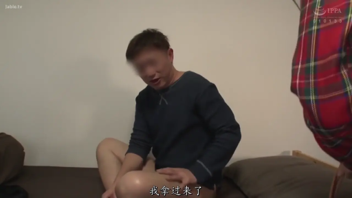 室内卧室 · 蓝色圆领长袖上衣 · 画面带有日语字幕 · 中景镜头 · 男子表情正常，正在说话