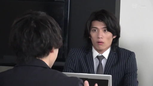 坐姿 · 脸部特写 · 办公室 · 对话 · 笔记本电脑 · 职场 · 震惊 · 条纹西装