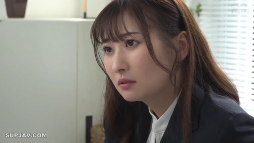 坐姿 · 忧郁 · 脸部特写 · 办公室 · 职业装 · 注视 · 长发