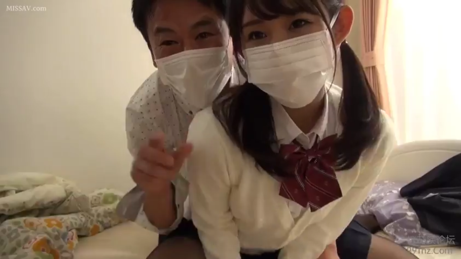卧室 · 两人面部特写 · 女生穿JK制服及针织开衫 · 白色医用口罩 · 女生眼神平淡 · 两人均佩戴口罩