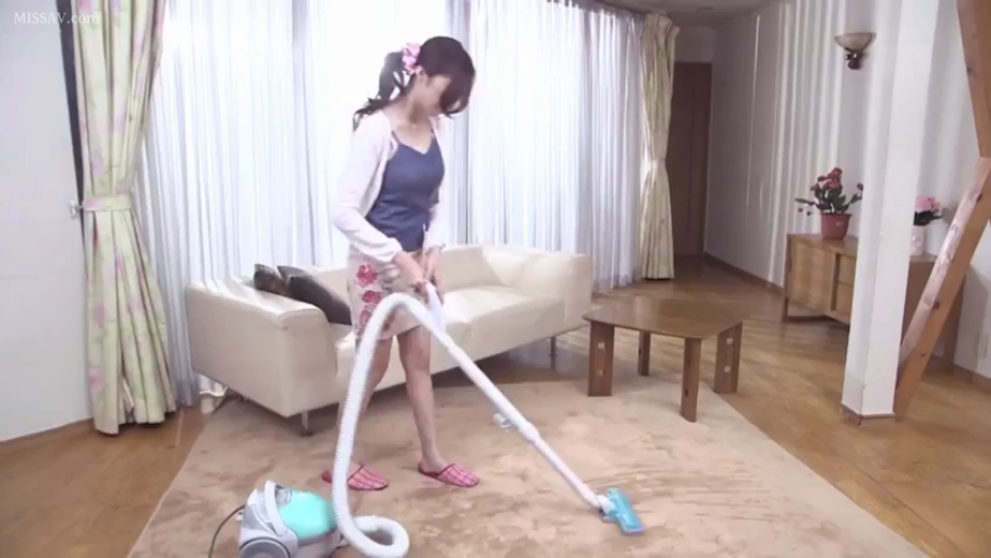 全身 · 站姿 · 开衫 · リビング · 做家务