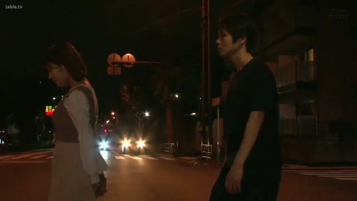 平静 · 远景 · 街道 · 休闲服饰 · 夜景 · 侧身站立 · 漫步 · 路灯