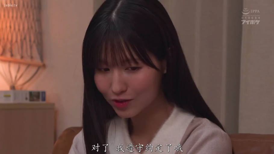 室内 · 坐姿 · 交谈 · 脸部特写 · 长发 · 温柔 · 白色针织衫