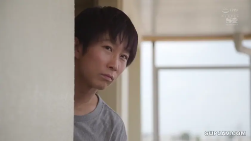 脸部特写 · 灰色T恤 · 室外走廊