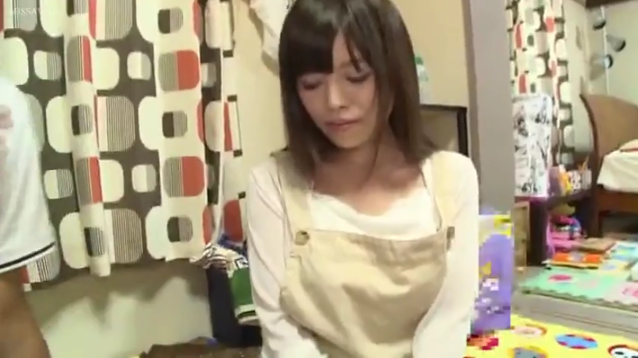 室内 · 坐姿 · 上半身 · 围裙