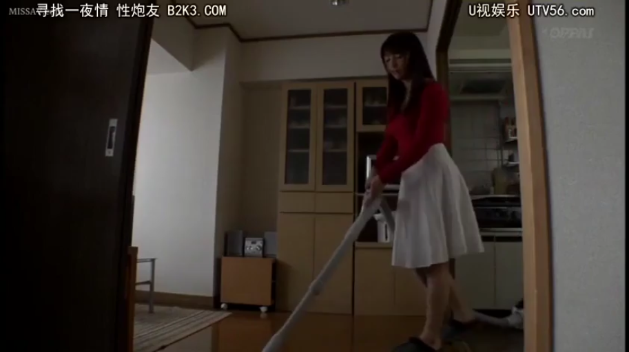 室内 · 站立 · 全景 · 自然 · 红色上衣 · 人妻 · 吸尘器 · 打扫卫生