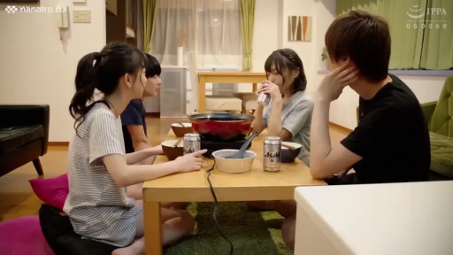 全景 · 自然 · 多人 · 聚餐喝酒 · 室内客厅 · 围坐 · 居家休闲服 · 火锅